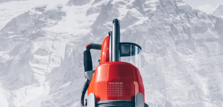 Laurastar, savoir-faire svizzero da oltre 40 anni. Una montagna svizzera sullo sfondo, a sottolineare il savoir-faire del marchio nella produzione di dispositivi di alta qualità.